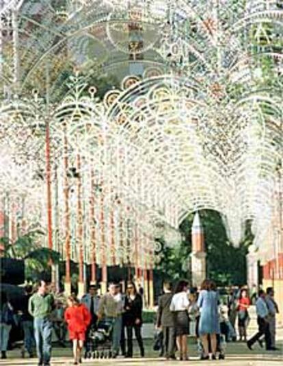 Vecinos de Jerez paseaban ayer por el recinto de la feria.