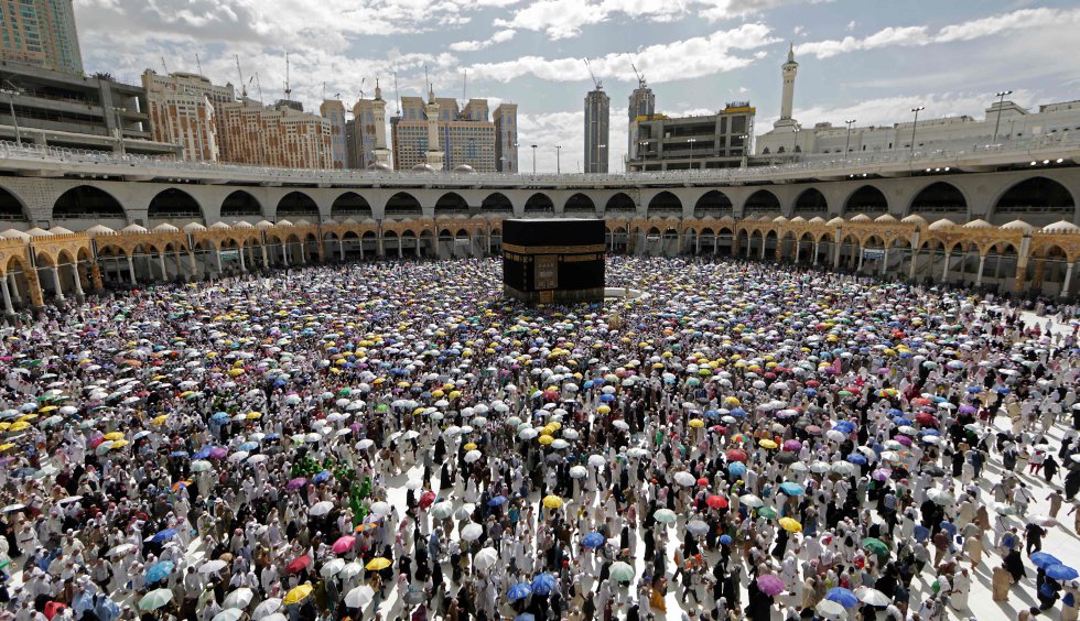 Peregrinos musulmanes realizan la caminata final alrededor de la Kaaba, el santuario más sagrado del Islam, en la ciudad sagrada de La Meca (Arabia Saudita), el 13 de agosto de 2019. -Los musulmanes de todo el mundo se reúnen en La Meca para la peregrinación anual de seis días, uno de los cinco pilares del Islam.