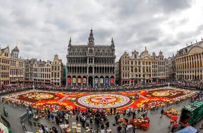 Una alfombra floral de 1.800 metros cuadrados con el tema "Guanajuato, orgullo cultural de México" y hecha con más de 500,000 dalias y begonias en la Grand Place de Bruselas,