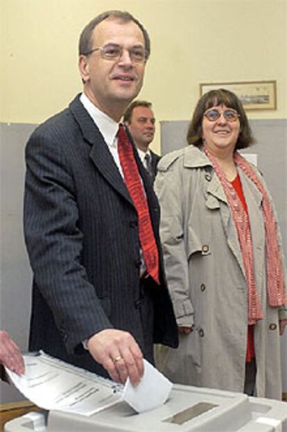 El candidato del SPD y el jefe del Gobierno regional saliente, Reinhard Hoeppner, deposita su voto.