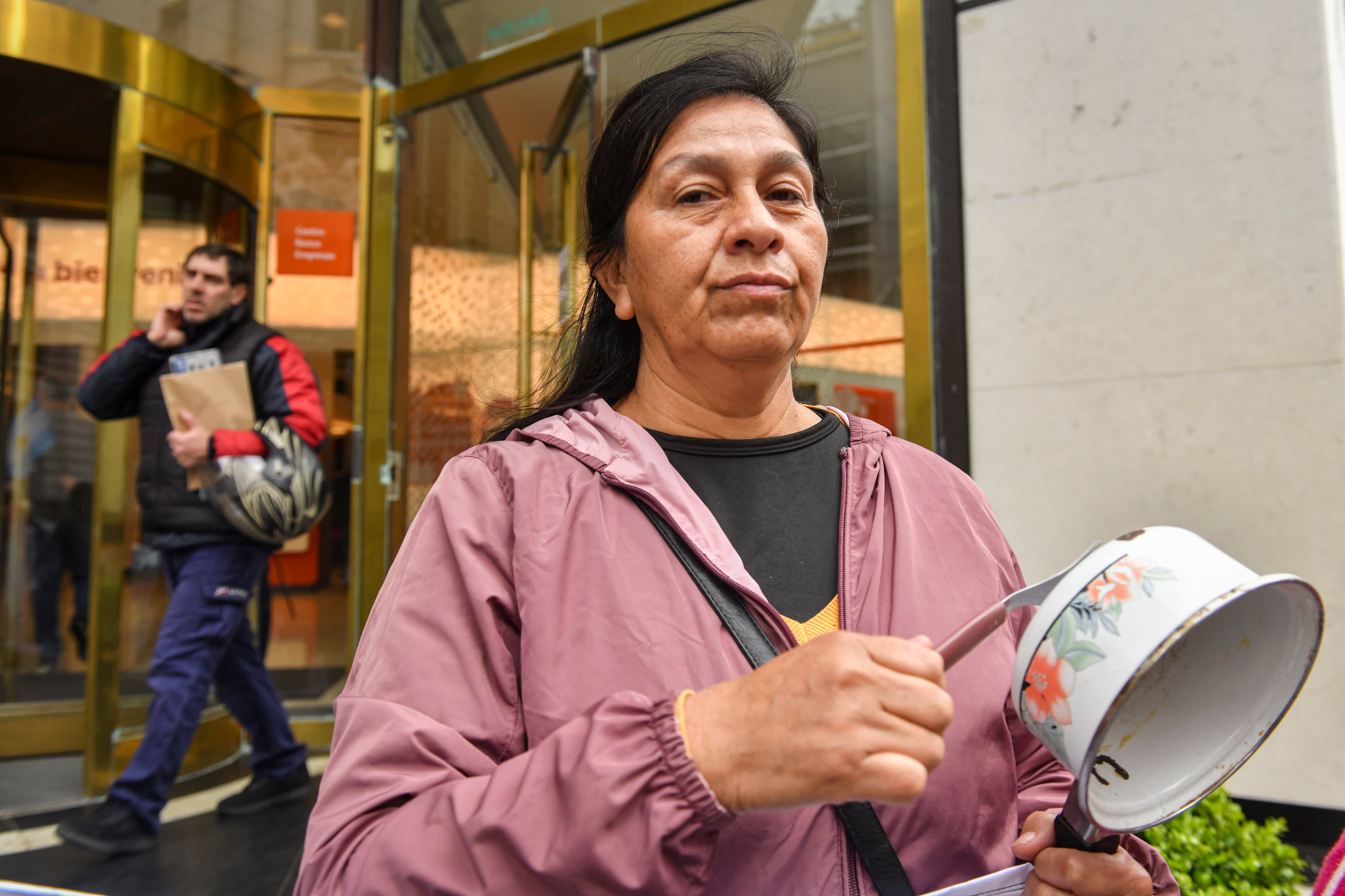 Protesta de familias endeudadas en el microcentro de Buenos Aires (Argentina).