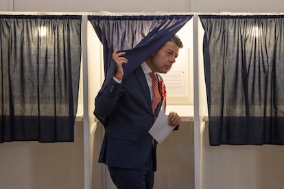 El cabeza de lista de la coalición GSLP-GLP, Fabian Picardo, ejerce su derecho a voto durante las elecciones celebradas este jueves en Gibraltar.