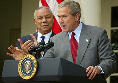 Bush anuncia el endurecimiento de las sanciones contra Cuba, junto a Colin Powell, ayer en la Casa Blanca.