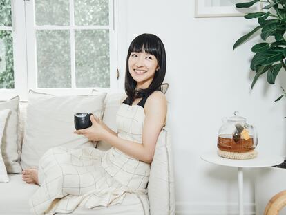 Marie Kondo posa en su casa situada en West Hollywood, California, en julio de 2019.