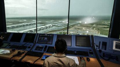 Un controlador a&eacute;reo trabaja en una a torre de control.