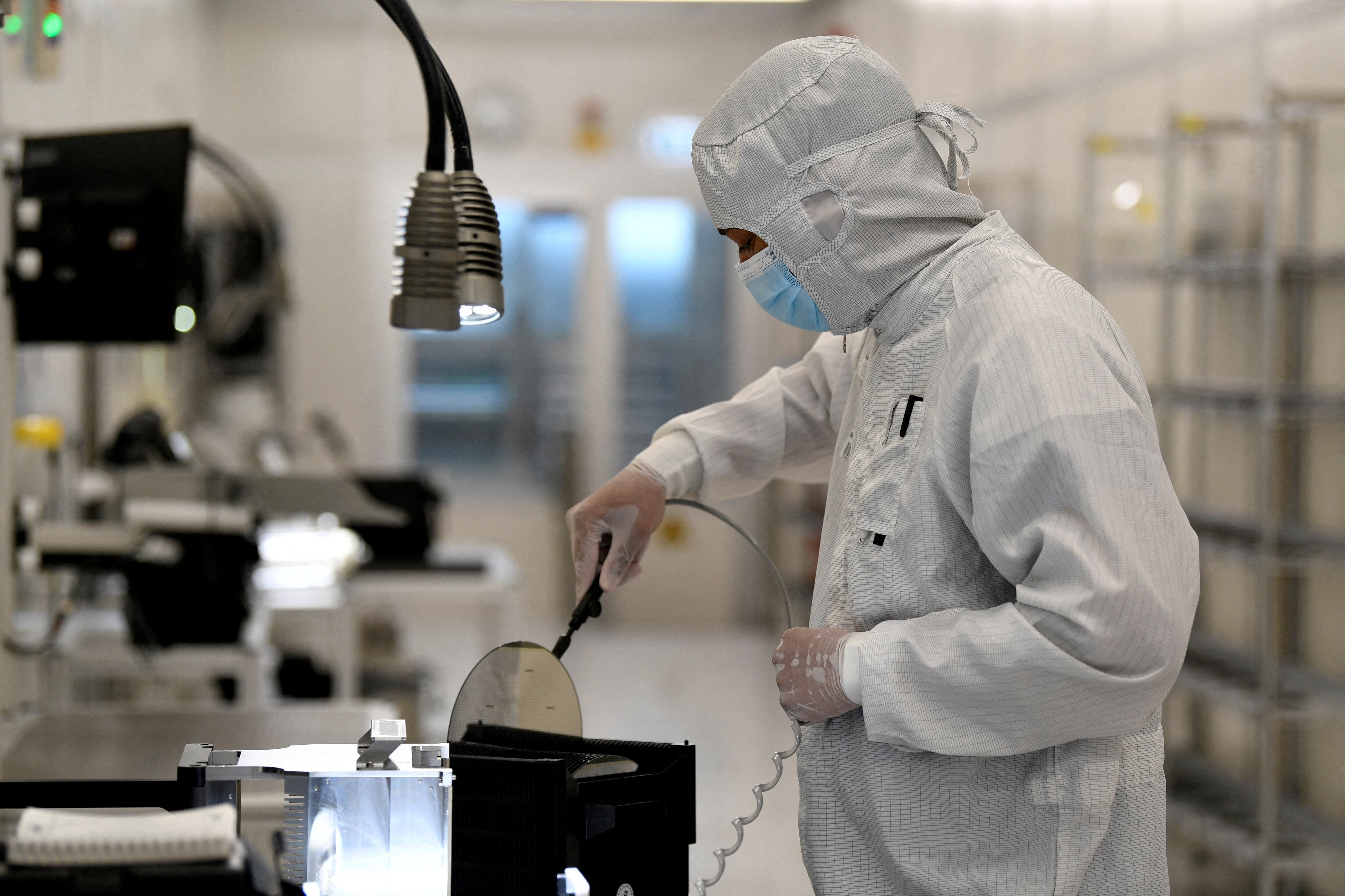 Un trabajador de una línea de producción del fabricante de semiconductores Nexperia en una planta de Hamburgo, Alemania, en junio de 2024.