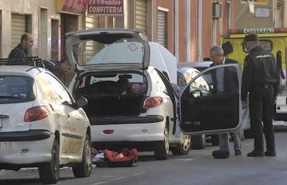 Agentes de policía inspeccionan el vehículo después de la explosión.