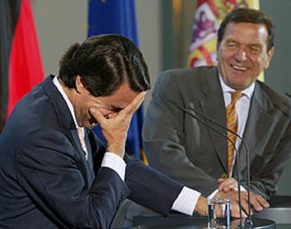José María Aznar ríe después de una broma del canciller alemán, Gerhard Schröder, ayer en Berlín.