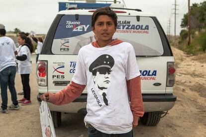 Un joven voluntario de la campaña de Leyzaola.