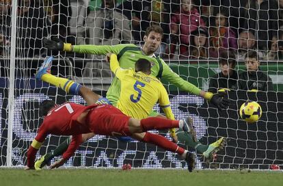 Cristiano Ronaldo cabecea para anotar el único gol del partido.