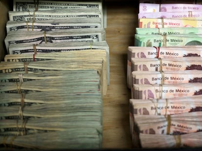 Fajos de billetes de pesos mexicanos y dólares estadounidenses en una casa de cambio de divisas en Ciudad Juárez, México.