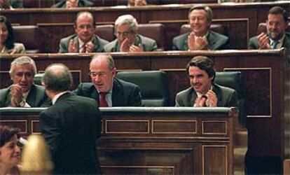 Aznar aplaude a Montoro en el debate de los Presupuestos.