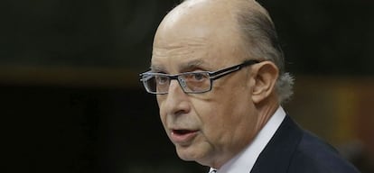 El ministro de Hacienda, Crist&oacute;bal Montoro, defendiendo los Presupuestos Generales de 2016 en el pleno del Congreso de los Diputados.