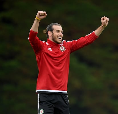 La alegría de Gareth Bale en el entramiento de Gales en el cuartel general de Dinard.