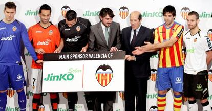 Jugadores del Valencia, el presidente del club y el representante de la empresa Jinko, en la presentación del patrocinador