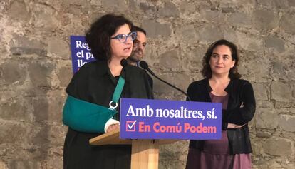 La historiadora Rosa Lluch, junto a la alcaldesa de Barcelona, Ada Colau, en un mitin en Barcelona.