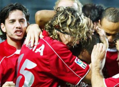 Los jugadores celebran el gol de Regueiro