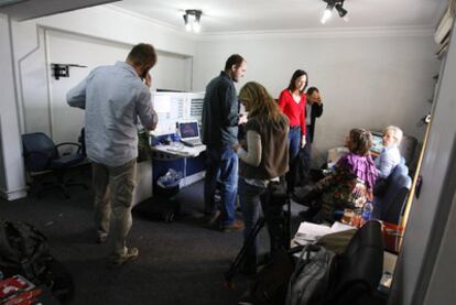 Periodistas de Al Yazira, ayer en las oficinas de la cadena en El Cairo.