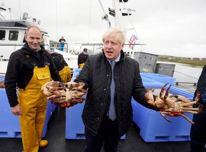 El primer ministro británico, Boris Johnson, visita una instalación pesquera este jueves en las Islas Orcadas (Escocia).