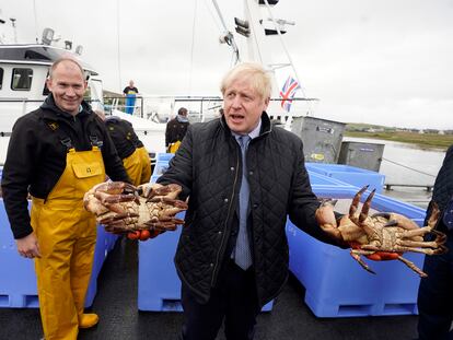 El primer ministro británico, Boris Johnson, visita una instalación pesquera este jueves en las Islas Orcadas (Escocia).