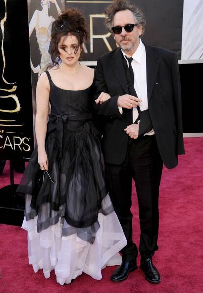 <p><strong>Cuándo.</strong> Cada vez que pisaron una alfombra roja mientras estuvieron casados: de 2001 a 2014.</p> <p><strong>Por qué.</strong> Porque, si la coherencia personal es algo positivo, la pareja formada por el cineasta y la actriz se llevan la palma en su categoría. Él suele ir despeinado, con toques decimonónicos y rockeros. Ella, sacando todo el partido posible de su estatus de musa gótico-siniestra definitiva. Peinados rotundos, gasas negras, jirones y toques punk aseguran diversión e interés cada vez que pisa una alfombra roja.</p>