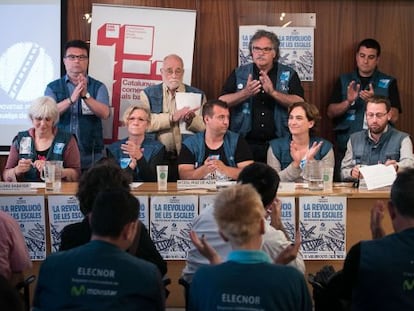 Dolors Sabater, a l'esquerra, en un acte de suport als treballadors en vaga de Movistar en el qual també va participar Maria José Lecha (CUP) i Ada Colau (BComú).