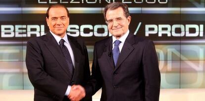 Silvio Berlusconi y Romano Prodi se saludan, antes de iniciar un debate televisado para las elecciones de 2006.