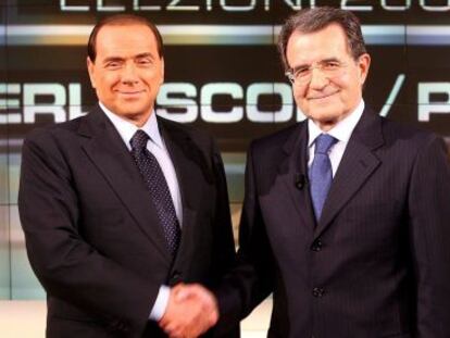 Silvio Berlusconi y Romano Prodi se saludan, antes de iniciar un debate televisado para las elecciones de 2006. 