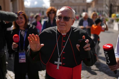 El cardenal español Aquilino Bocos Merino responde a los periodistas este jueves, en la plaza de San Pedro.