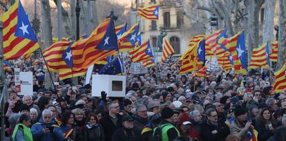 Centenars de persones acompanyen l'expresident de la Generalitat Artur Mas, l'exvicepresidenta Joana Ortega i l'exconsellera Irene Rigau, fins al Tribunal de Justícia de Catalunya (TSJC).