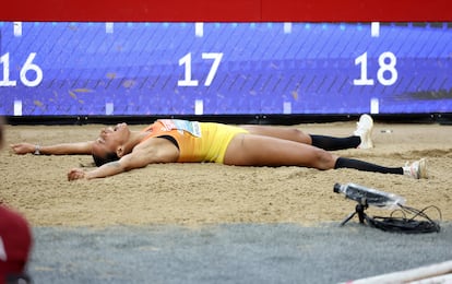 Peleteiro-Compaore, tras proclamarse campeona de Europa en pista cubierta en triple salto.