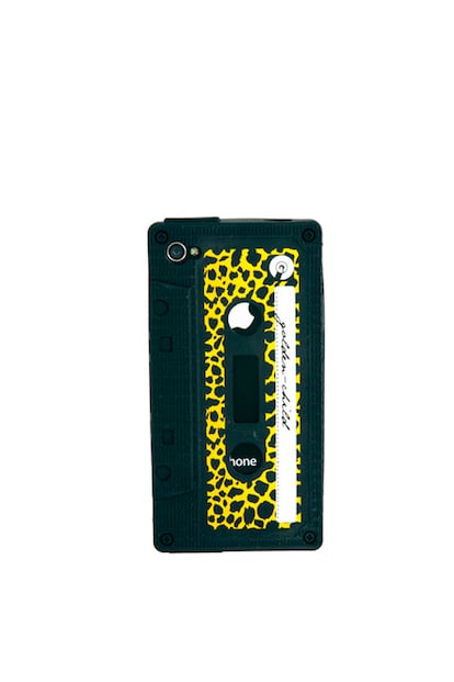 Funda retro en forma de cinta de casette, de Golden child para Asos.com (7 euros).