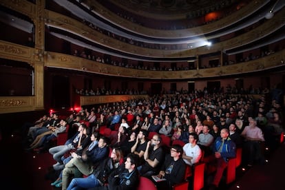 Públic al Teatre Municipal de Girona que ha començat a aplaudir quan la ciutat ha sortit al capítol de la sèrie.