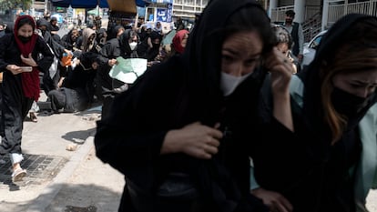Manifestantes afganas huyen después de que los talibanes disparan al aire para disolver una protesta en la capital afgana, el 23 de agosto de 2022. 