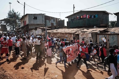 Las mujeres del asentamiento de Kibera, en Nairobi (Kenia), la mayor barriada pobre del país y el segundo suburbio más grande de África, con más de un millón de habitantes, también han salido a la calle este 8 de marzo a protestar por una mejora de sus condiciones de vida.  