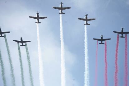 Aviones de la Fuerza Aérea Mexicana pintan la bandera de México en el cielo.