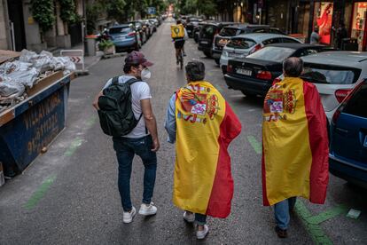 Joaquín, el señor anónimo y Manuel, caminan por la calle de Núñez de Balboa este miércoles.