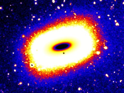 La extraña galaxia Leda 074886 de forma rectangular.