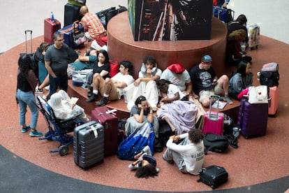 Pasajeros esperan vuelos en el Aeropuerto Internacional Hartsfield Jackson en Atlanta.