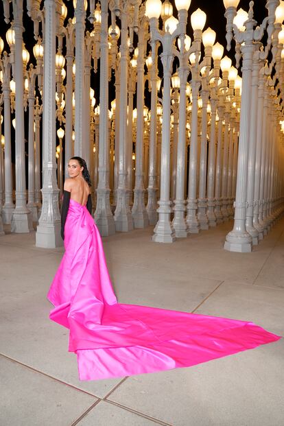 Kim Kardashian se decantó por un vestido fucsia con teatral cola y guantes negros altos de Balenciaga.