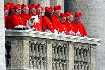 Un grupo de cardenales, en un balcn del Vaticano mientras el Papa bendice a los fieles.