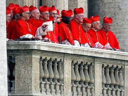 Un grupo de cardenales, en un balcón del Vaticano mientras el Papa bendice a los fieles.