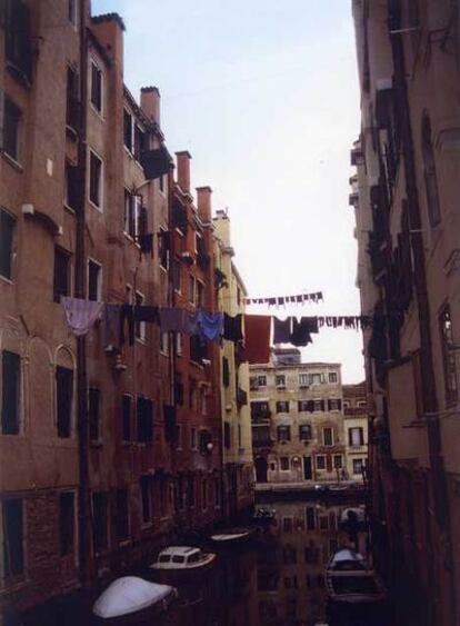 Ropa tendida sobre uno de los canales de la isla veneciana de Giudecca.