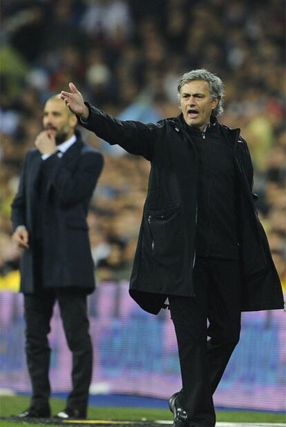 Mourinho da instrucciones durante el encuentro.