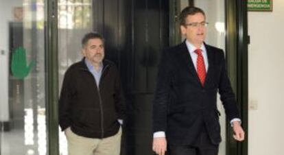 El presidente del PP vasco, Antonio Basagoiti (delante), junto a su homólogo del PSE, Jesús Eguiguren, en los pasillos del Parlamento.
