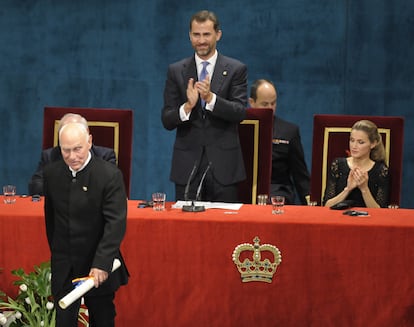 El Príncipe Felipe aplaude al escultor estadounidense Richard Serra, uno de los premiados con el Príncipe de Asturias