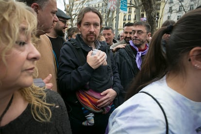 Pablo Iglesias, con su hija pequeña, en la manifestación del pasado domingo en Madrid.