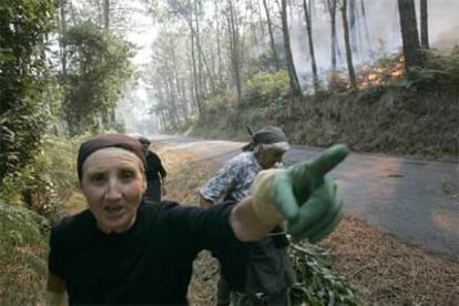 Cándida Outes, en la aldea de Suarriba, durante la extinción de un incendio.