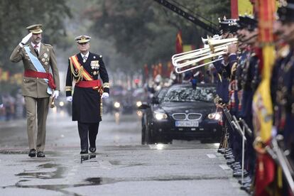 El rey Felipe (i) saluda a las tropas.