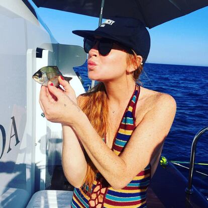 Tras unas semanas de escándalos Lindsay Lohan disfruta de un poco de paz en Cerdeña. La actriz ya no luce su anillo de compromiso.